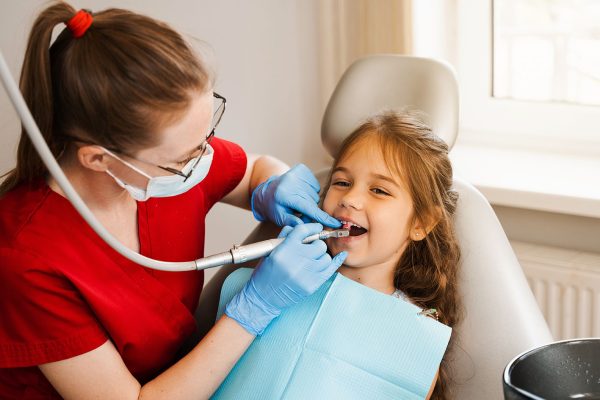 οδοντίατρος και παιδί σε εξέταση
