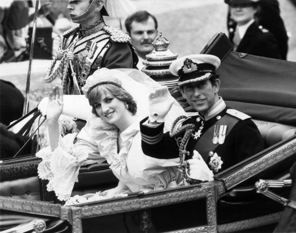 29 Ioυλίου 1981:  Η πριγκίπισσα Diana και ο πρίγκιπας Κάρολος της Ουαλίας χαιρετούν τον κόσμο από την άμαξά τους, ύστερα από τη γαμήλια τελετή. Photo by Daily Express/Archive Photos/Getty Images