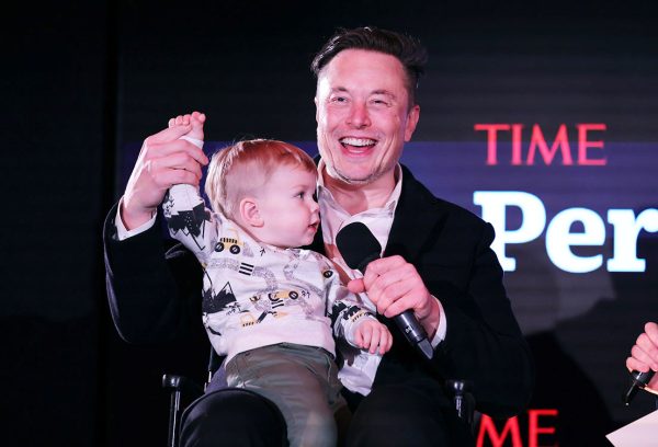 O Elon Musk και ο γιος του X Æ A-12 τη στιγμή της βράβευσής του από το TIME ως πρόσωπο της Χρονιάς, τον Δεκέμβριο του 2021. Photo by Theo Wargo/Getty Images for TIME