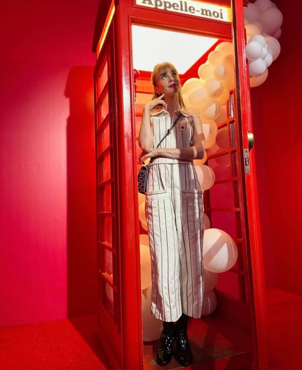 Η Lily Collins σε τηλεφωνικό θάλαμο
