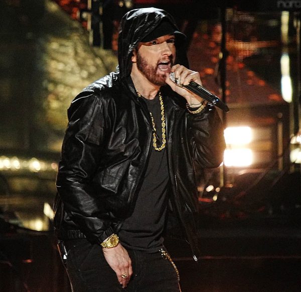 O Eminem performs πάνω στη σκηνή στο  37ο Ετήσιο Rock & Roll Hall Of Fame Induction Ceremony στο Microsoft Theater στις 5 Νοεμβρίου, 2022 στο Los Angeles, California. Photo by Jeff Kravitz/FilmMagic