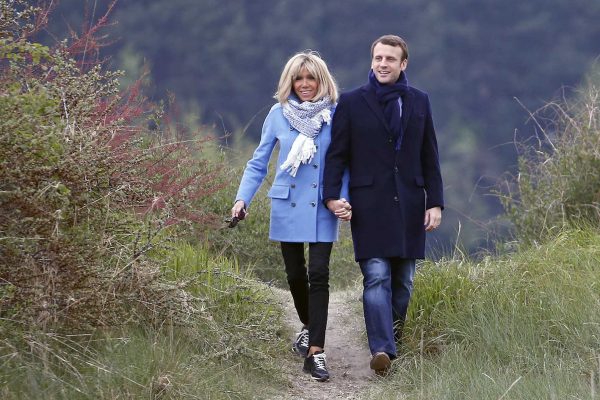O Emmanuel Macron με τη σύζυγό του Brigitte Trogneux φωτογραφίζονται στη διάρκεια του περίπατού τους στις 22 Απριλίου 2017 στην περιοχή Le Touquet, λίγο πριν τις προεδρικές εκλογές του 2017.