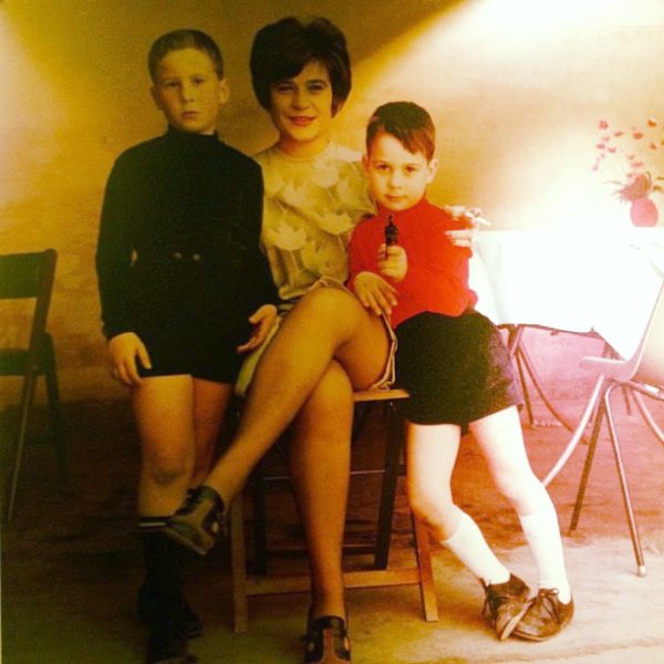 Ο Φώτης Σεργουλόπουλος μικρός με την μητέρα και τον αδελφό του