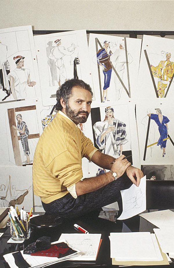 Ο Gianni Versace στο γραφείο του το 1985