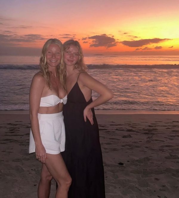 H Gwyneth Paltrow με την κόρη της στην παραλία