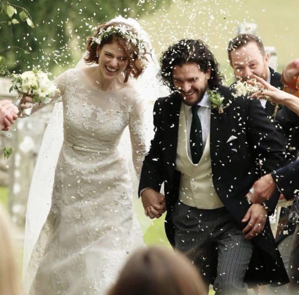 H νύφη φορά υπέροχο νυφικό από τον πασίγνωστο Οίκο Υψηλής Ραπτικής Elie Saab. Credit: ELIE SAAB
@ElieSaabWorld/Twitter