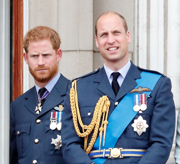 Oι πρίγκιπες Harry και William με τις στολές της RAF, της βασιλικής πολεμικής αεροπορίας, στην εκδήλωση των 100 χρόνων από την ίδρυσή της.