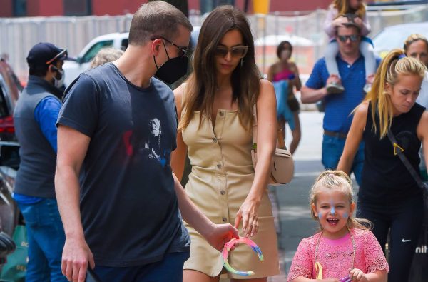 O Bradley Cooper, η Irina Shayk και η κόρη τους Lea Cooper. Σε βόλτα τους στο Μανχάταν πέρσι τον Ιούνιο. Photo by Robert Kamau/GC Images