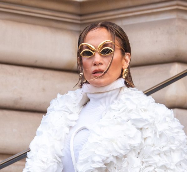H Jennifer Lopez παρευρέθηκε στο show Υψηλής Ραπτικής του Οίκου Schiaparelli Haute Couture για την Άνοιξη/Καλοκαίρι 2024 στην εβδομάδα Μόδας στο Παρίσι, στις 22 Ιανουαρίου 2024.