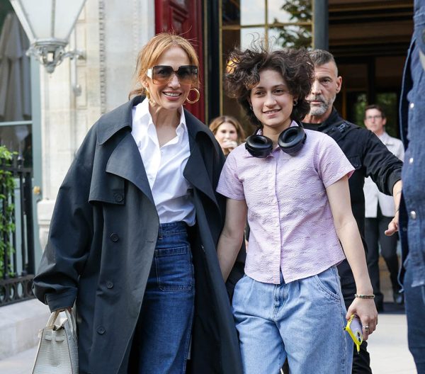H Jennifer Lopez και ο Emme Muñiz φεύγουν από το ξενοδοχείο τους στο Παρίσι στις 9 Μαΐου.