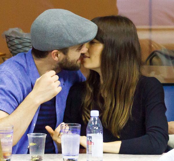 Ο Justin Timberlake και η Jessica Biel kiss φιλιούνται κατά τη τη διάρκεια του παιχνιδιού τένις το 2017 στο US Open Tennis Championships μεταξύ του Federer και του Lopez.