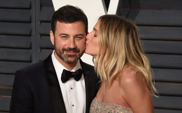O παρουσιαστής Jimmy μαζί με τη σύζυγό του Molly McNearney στο Vanity Fair Oscar Party 2017.