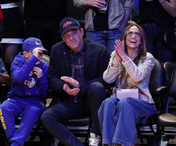 H Jennifer Lopez χειροκροτεί τις Laker Girls, μαζί με τον Ben Affleck και τον γιο του Samuel Garner Affleck με το που τέλειωσαν τον χορό τους στο διάλειμμα ανάμεσα στο παιχνίδι των Los Angeles Lakers και Golden State Warriors στην Crypto.com Aρένα την Παρασκευή 16 Μαρτίου 2024.