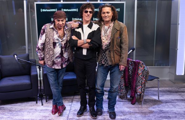 Steven Van Zandt, Jeff Beck και ο Johnny Depp όταν επισκέφτηκαν τα  SiriusXM Studios στη Νέα Υόρκη, τον Οκτώβριο του 2022.
Photo by Noam Galai/Getty Images for SiriusXM