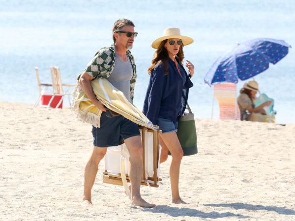 Oι ηθοποιοί Julia Roberts and Ethan Hawke στα γυρίσματα της ταινίας 'Leave The World Behind' στη παραλία Sunken Beach Parkway στις 6 Ιουνίου 2022 στη Νέα Υόρκη.  Photo by Jose Perez/Bauer-Griffin/GC Images
