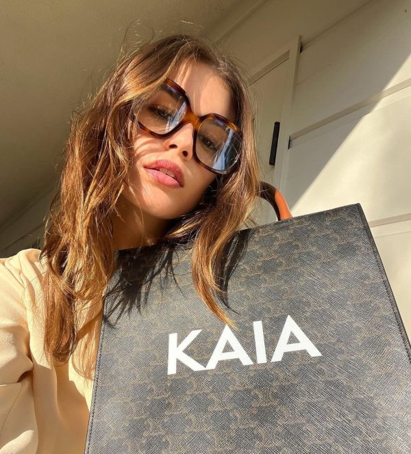 Η Kaia Gerber με 70s γυαλιά ηλίου