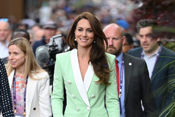 H Kate Middleton με πράσινο και άσπρο σακάκι περπατά στους δρόμους του Λονδίνου