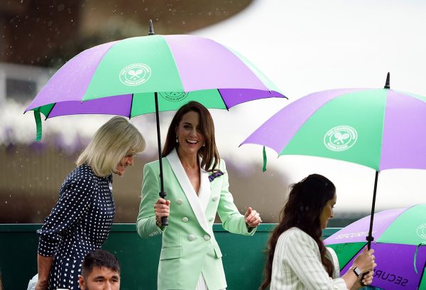 H Κate Middleton, πριγκίπισσα της Ουαλίας, κάτω από την ομπρέλα μαζί με την τενίστρια Deborah Jevans. 
Photo by Zac Goodwin - Pool/Getty Images