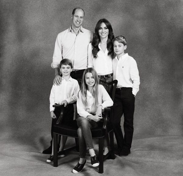 O πρίγκιπας William και η Kate William με τα τρία παιδιά τους για τη χριστουγεννιάτικη κάρτα του 2023