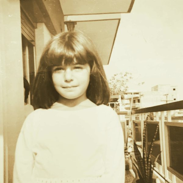Η τραγουδίστρια Κέλλυ κελεκίδου σε μικρή ηλικία