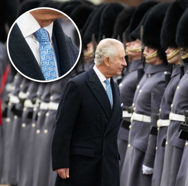 Βασιλιάς Κάρολος με γραβάτα που έχει print την ελληνική σημαία