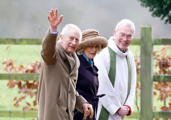 Ο βασιλιάς Κάρολος και η βασίλισσα Καμίλα σε χαλαρή βόλτα αμέσως μετά την περιπέτεια υγείας του μαζί με τον αιδεσιμότατο Canon Dr. Paul Williams.