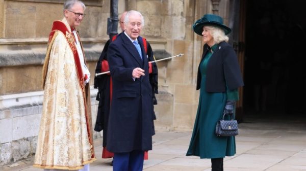 Ο βασιλιάς Κάρολος στην πασχαλινή λειτουργία με τη βασίλισσα Camilla