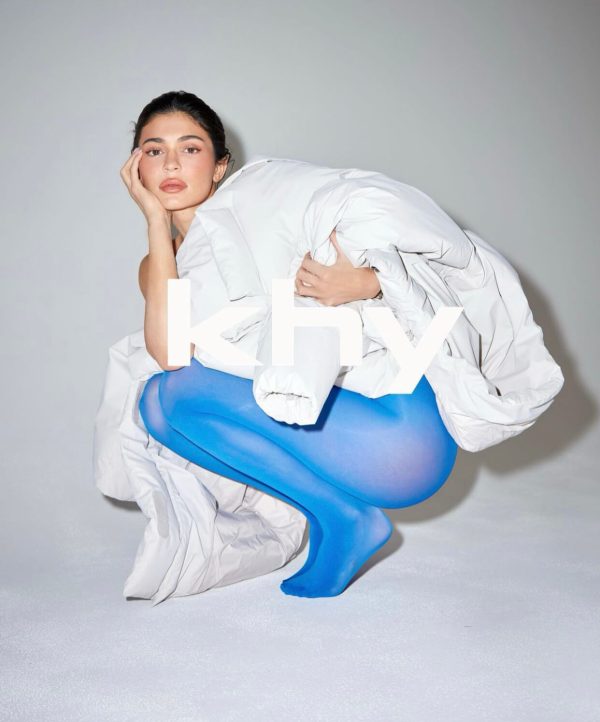 Η Kylie Jenner με γαλάζιο καλσόν και λευκό μπουφάν