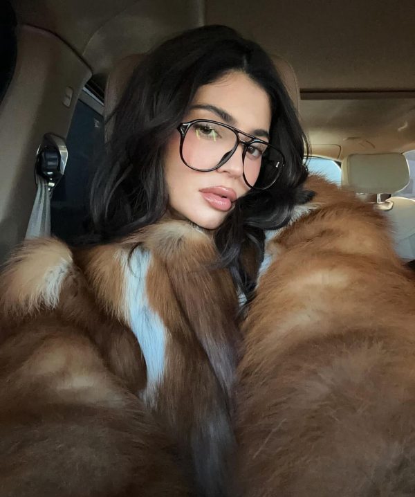 Η Kylie Jenner με γυαλιά μυωπίας