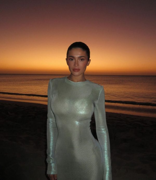 Η Kylie Jenner με σφιχτό κότσο και μεταλλικό φόρεμα