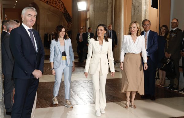 Η βασίλισσα φθάνει στην τελετή, συνοδευόμενη από την Πρόεδρο της Κοινότητας της Μαδρίτης, Isabel Díaz Ayuso, και την Υπουργό Παιδείας, Επαγγελματικής Κατάρτισης και Αθλητισμού, María del Pilar Alegría