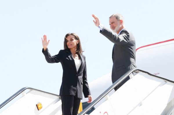 O βασιλιάς Felipe και η βασίλισσα Letizia αποχαιρετούν ενώ επιβιβάζονται στο αεροπλάνο για την Ολλανδία