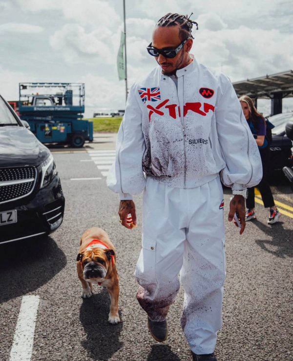 Ο Lewis Hamilton με λευκό tracksuit