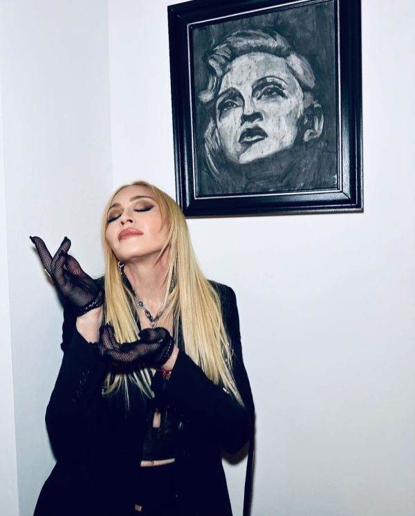 Madonna μπροστά από πίνακα ζωγραφικής
