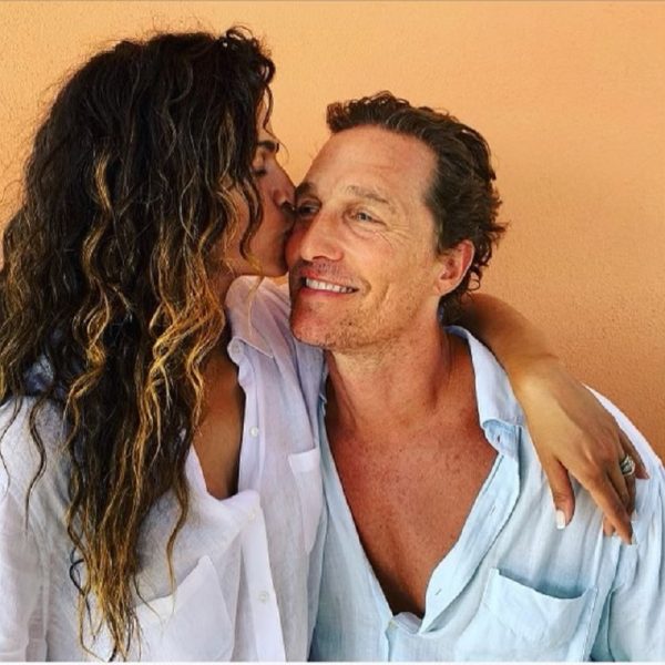 Ο Matthew mcconaughey με τη γυναίκα του camila alves φιλί