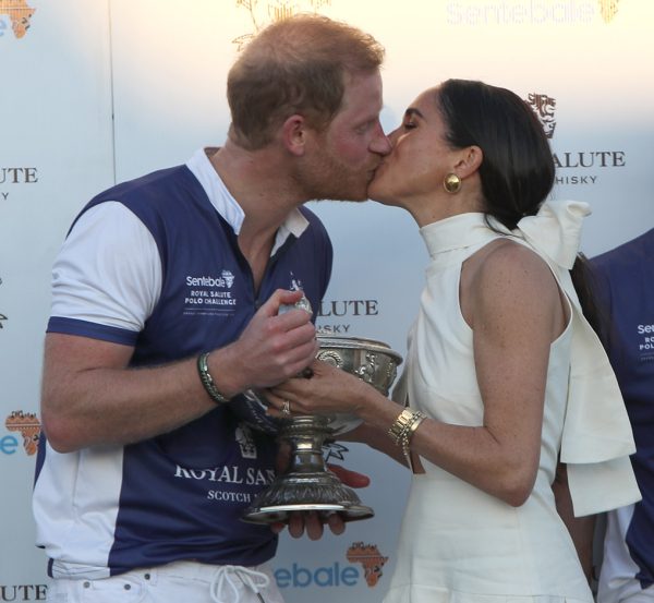 O Δούκας και η Δούκισα του Σάσεξ ανταλλάσουν ένα ζεστό φιλί αμέσως μετά τη νίκης της ομάδας του πρώτου στο Royal Salute Polo Challenge στη Φλόριντα, την Παρασκευή 12 Απριλίου 2024.
