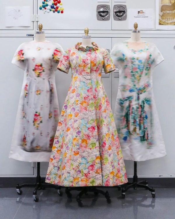 Αριστερά και δεξιά: Φορέματα, Loewe. Κέντρο: Βραδινό σύνολο, Nina Ricci. Met Gala
