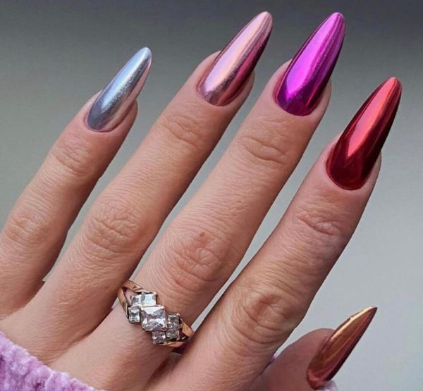 Μεταλλικά νύχια σε ροζ αποχρώσεις