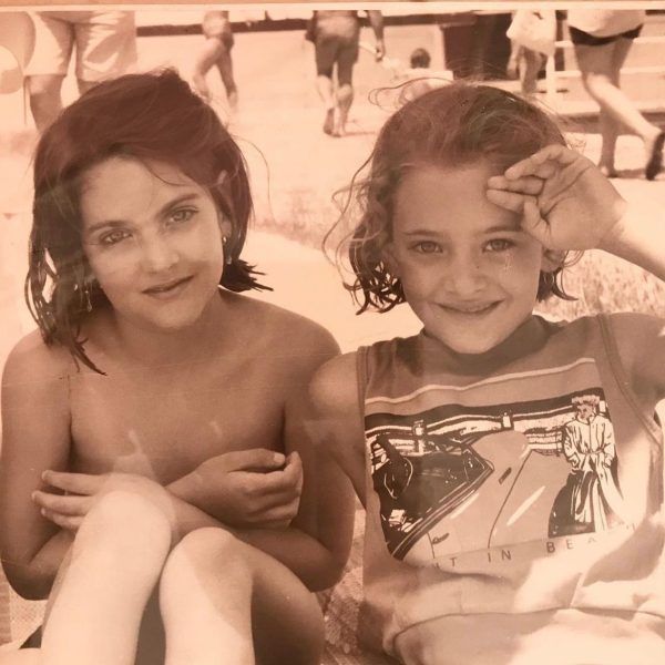 Η Ναταλία Αργυράκη με την δίδυμη αδελφή της σε μικρή ηλικία