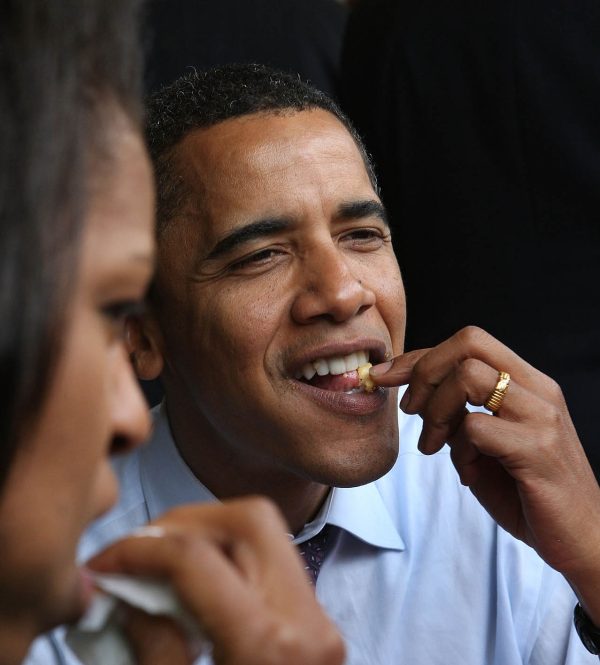 Φωτογραφία του 2008. Κατά τη διάρκεια της προεκλογικής του περιόδου ο Barack Obama και η σύζυγός του Michelle τρώνε ένα cheesesteak με πατάτες τηγανιτές. Πολλά χρόνια πέρασαν από τότε, αλλά ο πρώην πλανητάρχης εξακολουθεί να διατηρεί ένα ανθρώπινο πιο φιλικό προφίλ.
Photo by Scott Olson/Getty Images