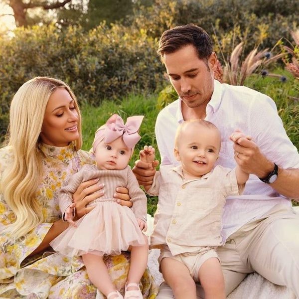 H Paris Hilton ποζάρει με τον σύζυγό της και τα δυο τους παιδιά -