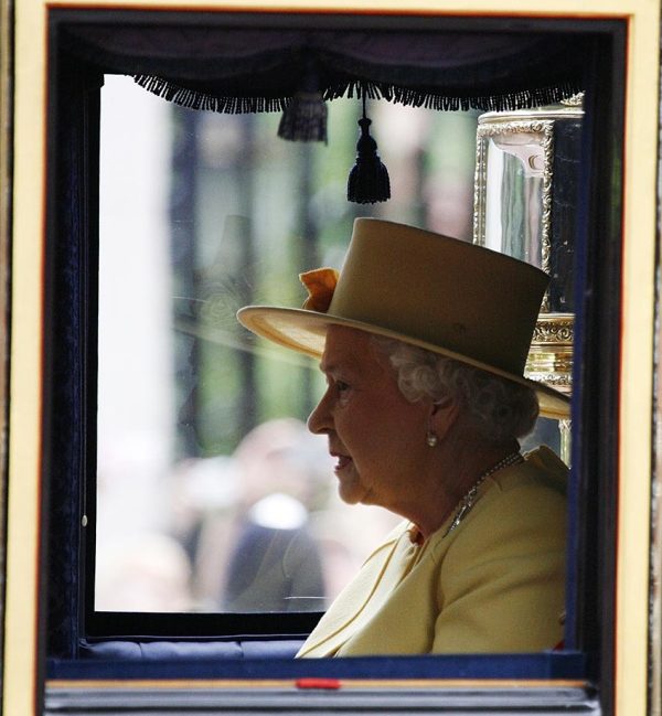 H βασίλισσα Ελισάβετ στη βασιλική άμαξα στην παρέλαση για τα γενέθλιά της στις 16 Ιουνίου 2012 στο Λονδίνο