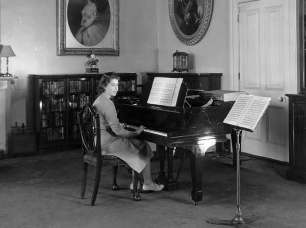 19 Ιουλίου1946:  Η πριγκίπισσα Elizabeth παίζει πιάνο στα State Apartments στο παλάτι του Buckingham.  Photo by Lisa Sheridan/Studio Lisa/Hulton Archive/Getty Images