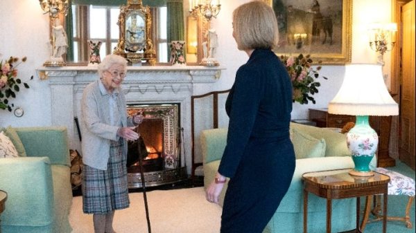 Η βασίλισσα Ελισάβετ σε ακρόαση με τη Βρετανίδα πρωθυπουργό Liz Truss στο Μπαλμόραλ