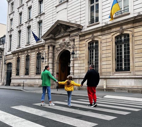 Έξω από την πρεσβεία της Ουκρανίας στο Παρίσι.
Yvonne Bosnjak/Instagram