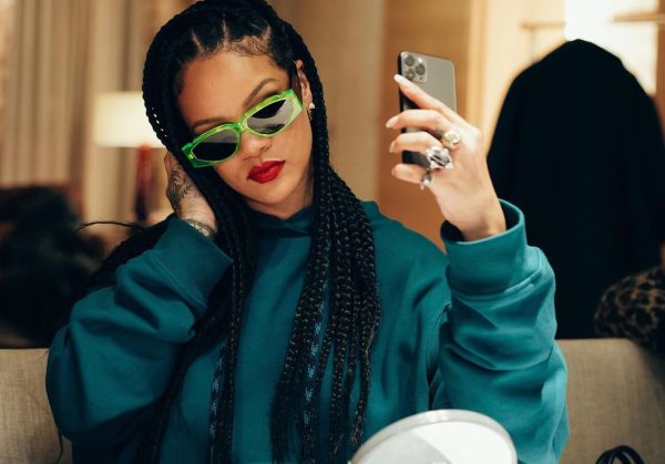 Η Rihanna με πλεξουδάκια και πράσινα γυαλιά ηλίου