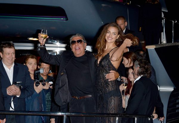 Ο Roberto Cavalli και η Irina Shayk στο πάρτι του πρώτου στο κότερό του κατά τη διάρκεια του 67ου Φεστιβάλ Κινηματογράφου των Καννών το 2014.