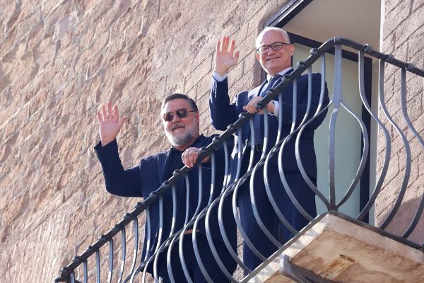 O Russell Crowe και ο δήμαρχος της Ρώμης Roberto Gualtieri στο δημαρχείο της Ρώμης μετά την εκδήλωση στο Palazzo Senatorio στις 14 Οκτωβρίου, όπου  απονεμήθηκε στον ηθοποιό ο τίτλος του παγκόσμιου πρεσβευτή της Ρώμης (Ambassador Of Rome To The World).
Photo by Franco Origlia/Getty Images