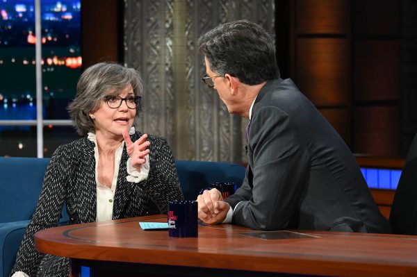 Φωτογραφία από το πλατό Τhe Late Show που παρουσιάζει ο Stephen Colbert και η καλεσμένη του Sally Field κατά τη διάρκεια της εκπομπής της Τρίτης 29 Νοεμβρίου 2022. 
Photo by Scott Kowalchyk/CBS via Getty Images