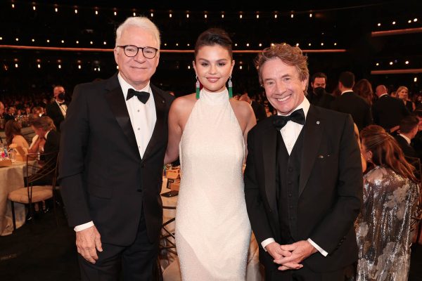 H Selena Gomez με τους Steve Martin και Martin Short στα 74th Annual Primetime Emmy Awards στις 12 Σεπτεμβρίου. Photo by Christopher Polk/NBC via Getty Images